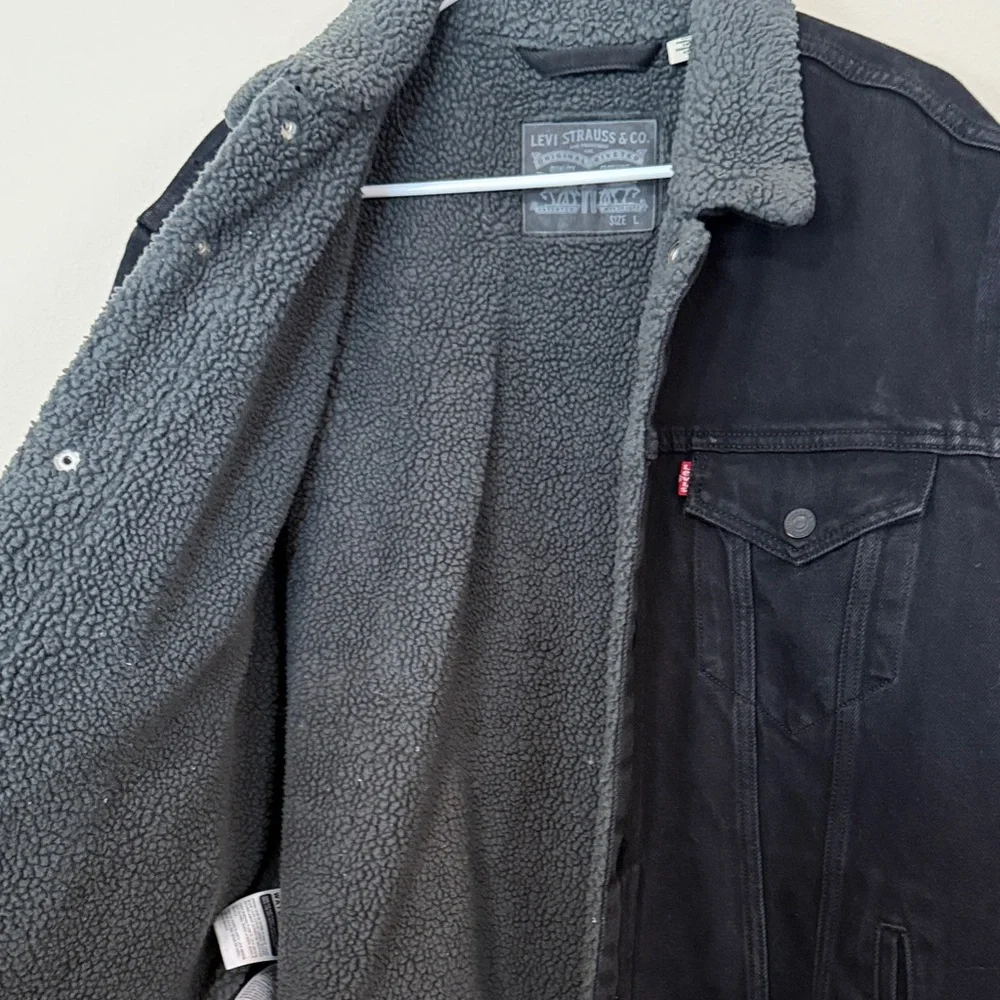 Levi's Men's Black Sherpa-Lined Jacket - Picture 4 of 4